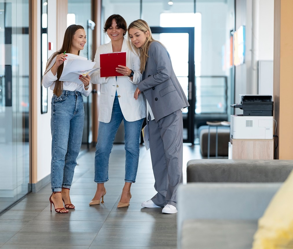 Immagine pubblicitaria di donne sorridenti al lavoro